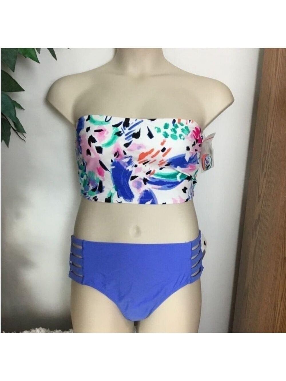 SO bikini Woman's Juniors size XLarge (15-17)
Multi colored Strappy bottom